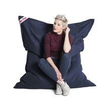 Žena sedí na sedacím vaku Big Bag