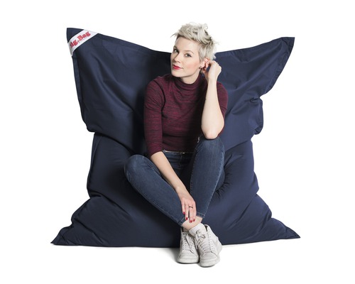 Žena sedí na sedacím vaku Big Bag