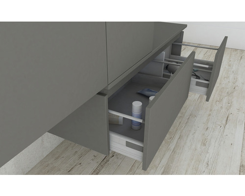 Koupelnový nábytek s otevřenými zásuvkami pro uložení koupelnových potřeb.