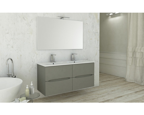 Moderní koupelna s umyvadlovou skříňkou, zrcadlem a osvětlením.