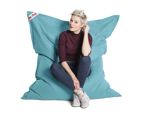Žena sedí na tyrkysovém sedacím vaku Big Bag