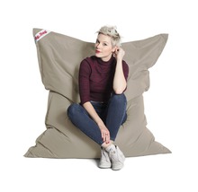 Žena sedí na sedacím vaku Big Bag