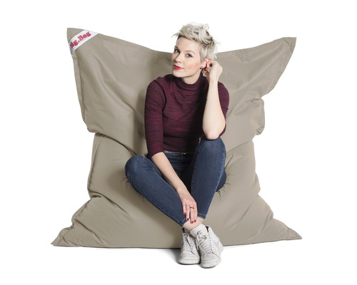 Žena sedí na sedacím vaku Big Bag