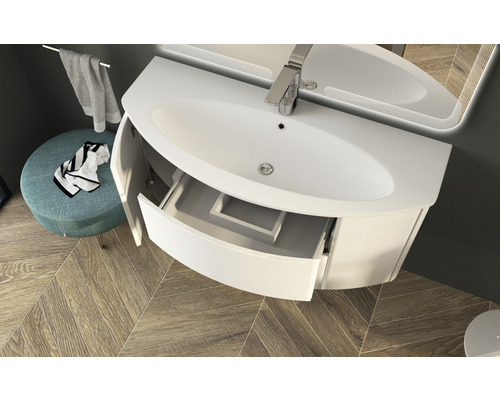 Umyvadlová skříňka s otevřenou zásuvkou a úložnými přihrádkami v koupelně.