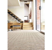 Obývací pokoj s kobercem, schodištěm a posezením