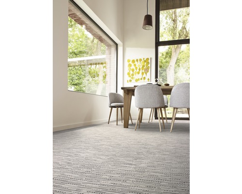 Jídelna s kobercem, jídelním stolem a židlemi.