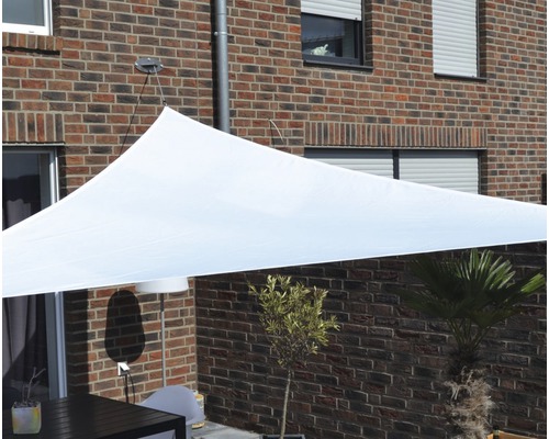 Venkovní posezení s trojúhelníkovou sluneční plachtou pro stínění