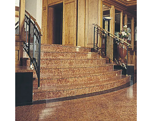 Schodiště s dlaždicemi a zábradlím v interiéru