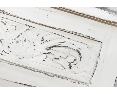 Detail bílého dřevěného nábytku s vyřezáváním