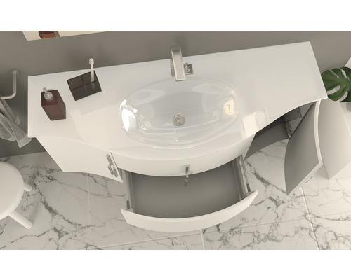 Pohled shora na skříňku pod umyvadlo s otevřenou zásuvkou v koupelně