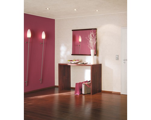 Vstupní prostor s konzolí, zrcadlem, nástěnnými svítidly a dřevěnou podlahou