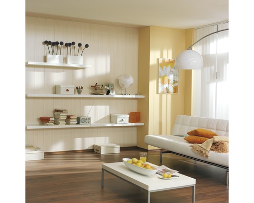 Světlý obývací pokoj s bílými policemi, pohovkou a konferenčním stolkem na tmavé dřevěné podlaze.