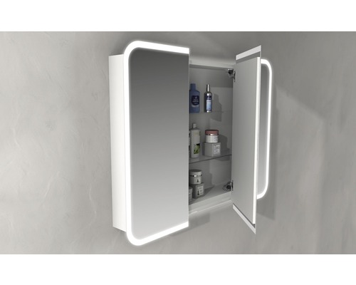 Otevřená zrcadlová skříňka s osvětlením a skleněnými policemi na koupelnové potřeby