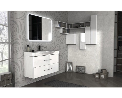 Moderní koupelna s umyvadlem, zrcadlovou skříňkou s osvětlením a závěsnými skříňkami pro uspořádané prostředí