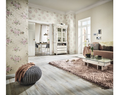 Obývací pokoj s květinovou tapetou, pohovkou, kobercem a dřevěnou podlahou pro světlé prostředí.