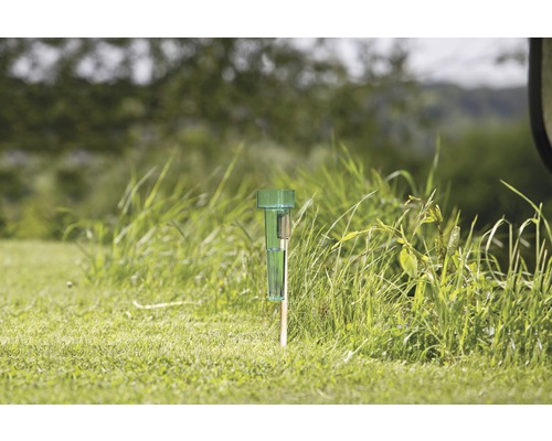 Dešťoměr v trávě