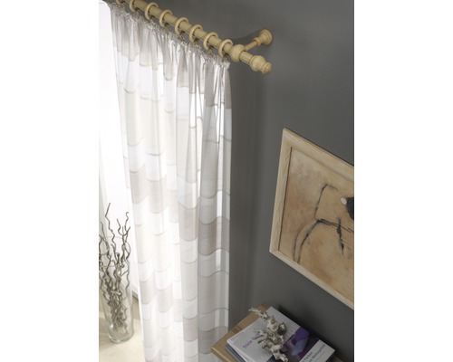 Záclona se záclonovou tyčí a dekoracemi v pokoji