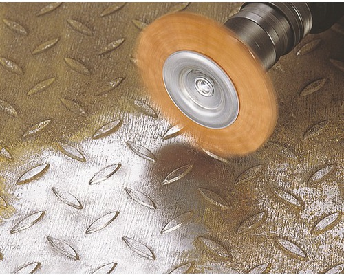 Drátěný kartáč pro vrtačku při použití na kovovém povrchu