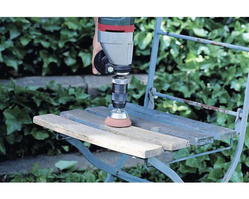 Ruční vrtačka s brusným kartáčem pro úpravu dřevěné lavice