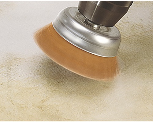 Kartáčový nástavec pro vrtačku v akci