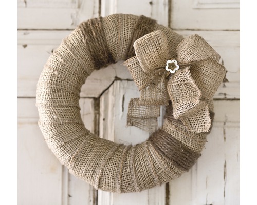 Dekorativní věnec na dveře s mašlí a květinovou ozdobou