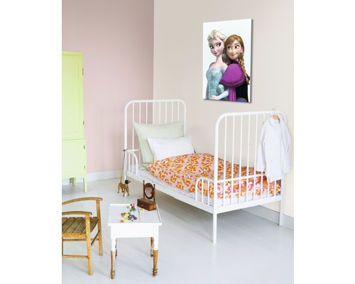 Dětský pokoj s postelí, stolem, židlí, skříní a nástěnnou malbou Anny a Elsy