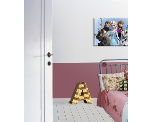 Dětský pokoj s plátnem, postelí a osvětleným písmenem