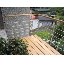 Balkon s dřevěnou podlahou a nerezovým zábradlím