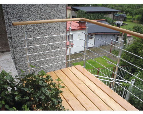 Balkon s dřevěnou podlahou a nerezovým zábradlím