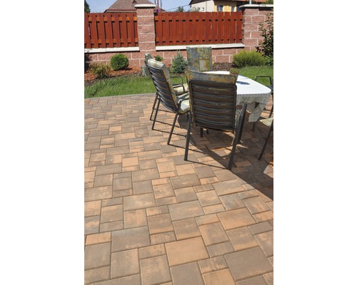 Terasa s dlažebními kostkami, zahradním nábytkem a dřevěným plotem