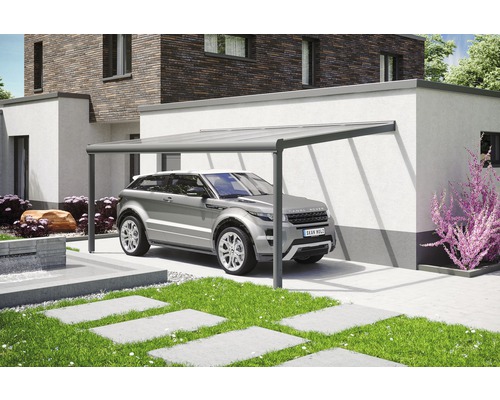 Moderní hliníkový přístřešek pro auto s autem před domem
