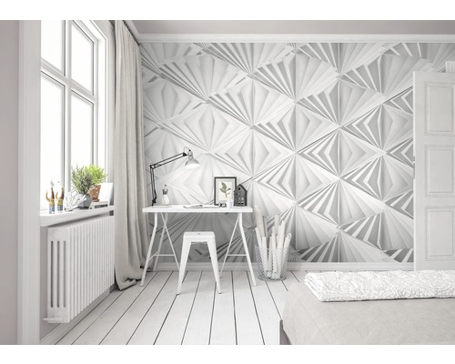 Světlá pracovna s geometrickými stěnovými panely, psacím stolem a oknem