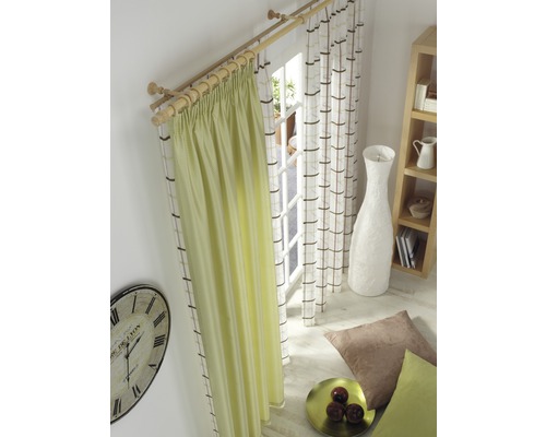 Obývací pokoj se závěsy, záclonovou tyčí a dekoracemi