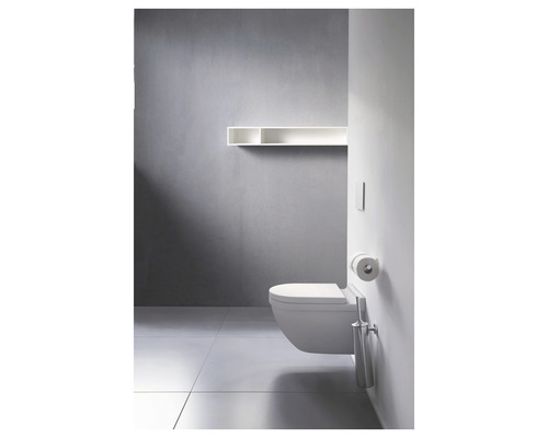 Moderní koupelna se závěsným WC, policí a dlažbou