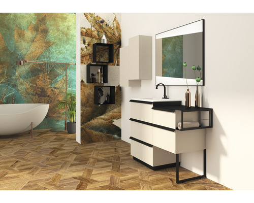 Moderní koupelna s vanou, umyvadlem, zrcadlem a nástěnnou dekorací s motivy listů.