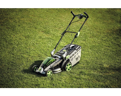 Zahradní traktor na trávníku