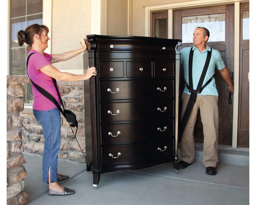 Dva lidé nesou komodu pomocí nosného popruhového systému.