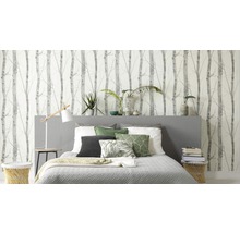 Ložnice s postelí před stěnou s tapetou březového lesa