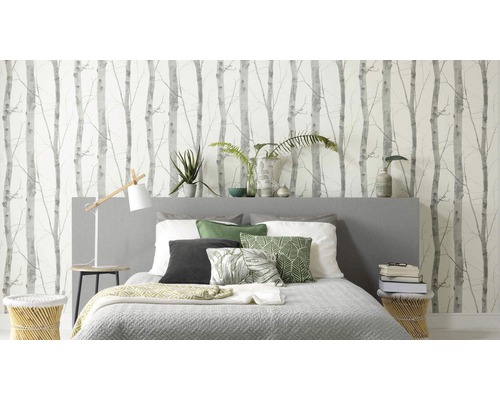 Ložnice s postelí před stěnou s tapetou březového lesa