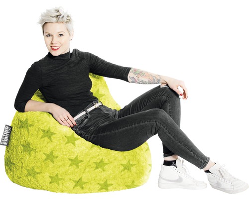 Žena sedí v světle zeleném sedacím vaku s hvězdným vzorem