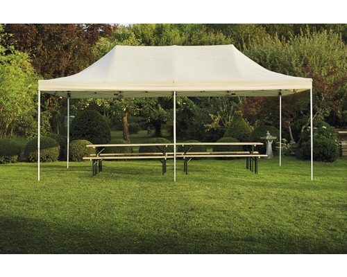 Párty stan s pivním setem na zahradě