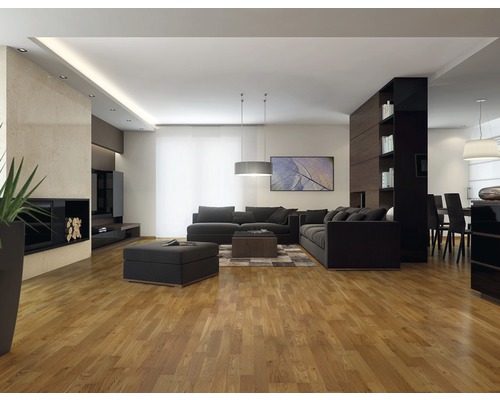 Obývací pokoj s pohovkou, konferenčním stolkem, krbem, regály a parketovou podlahou