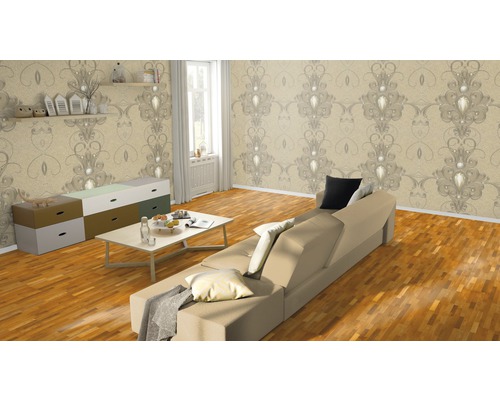 Obývací pokoj s tapetou se vzorem, pohovkou, stolem a komodou