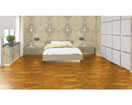 Ložnice s postelí, nočními stolky, tapetou a šatní skříní