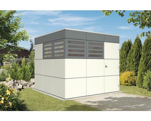 Kovová zahradní chatka s okny na zahradě