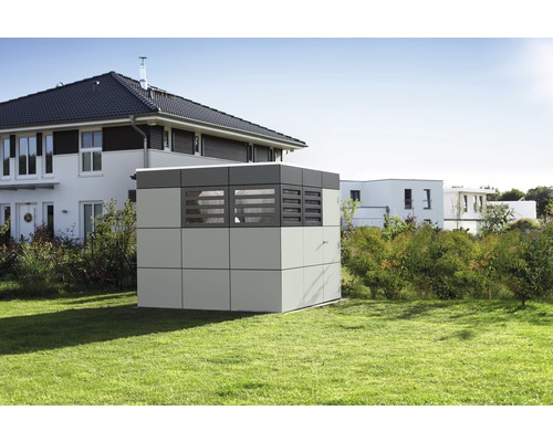 Zahrada s domkem na nářadí před domem