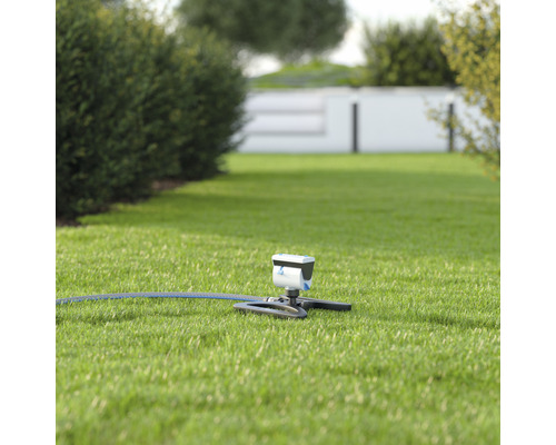 Zavlažovač trávníku s hadicí na trávníku