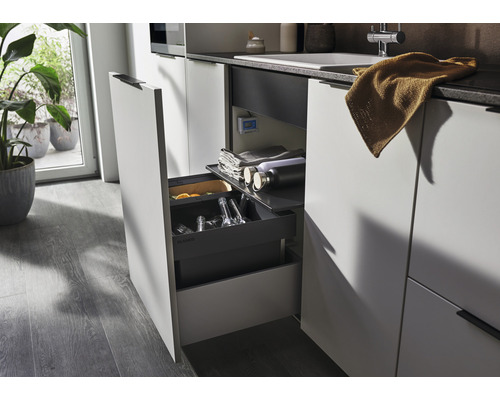 Kuchyňská scéna s otevřeným zásuvkovým systémem pro ukládání kuchyňského náčiní