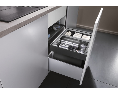 Kuchyňská skříňka s výsuvem a organizačním systémem pro kuchyňské potřeby