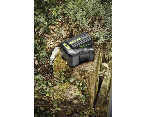 For_q baterie a nabíječka na kameni venku